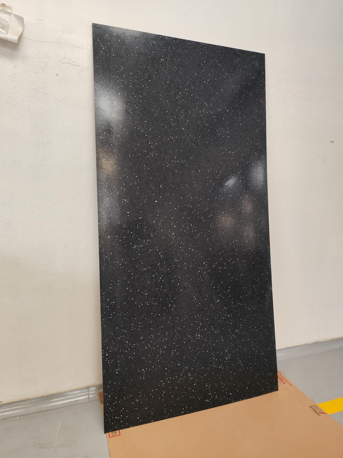 Panel ECHO negro 122×244cm — plástico reciclado